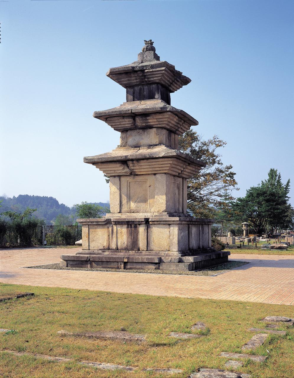 户外庭院中的高仙寺三層石塔
