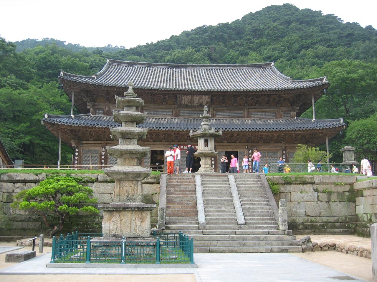 智异山南麓华严寺全景，山门和殿宇沿溪谷分布