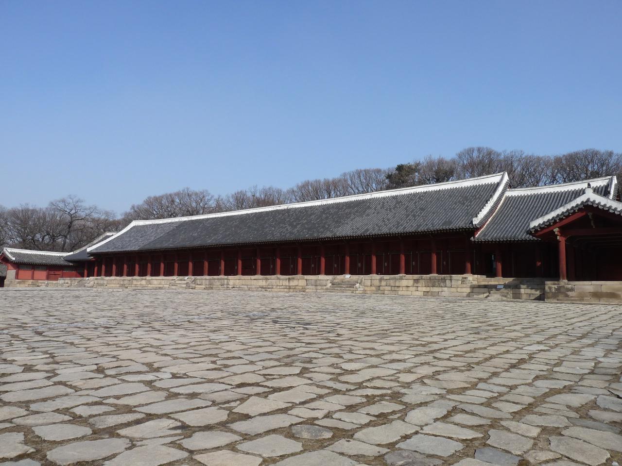 宗庙正殿（Jeongjeon）正面全景，19 开间一字排开，低矮的歇山顶和素面木柱清晰可见