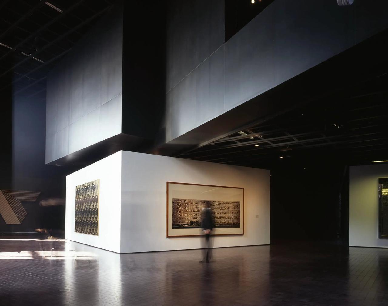 Leeum Museum 2 内部展厅，白色墙面展示当代艺术作品
