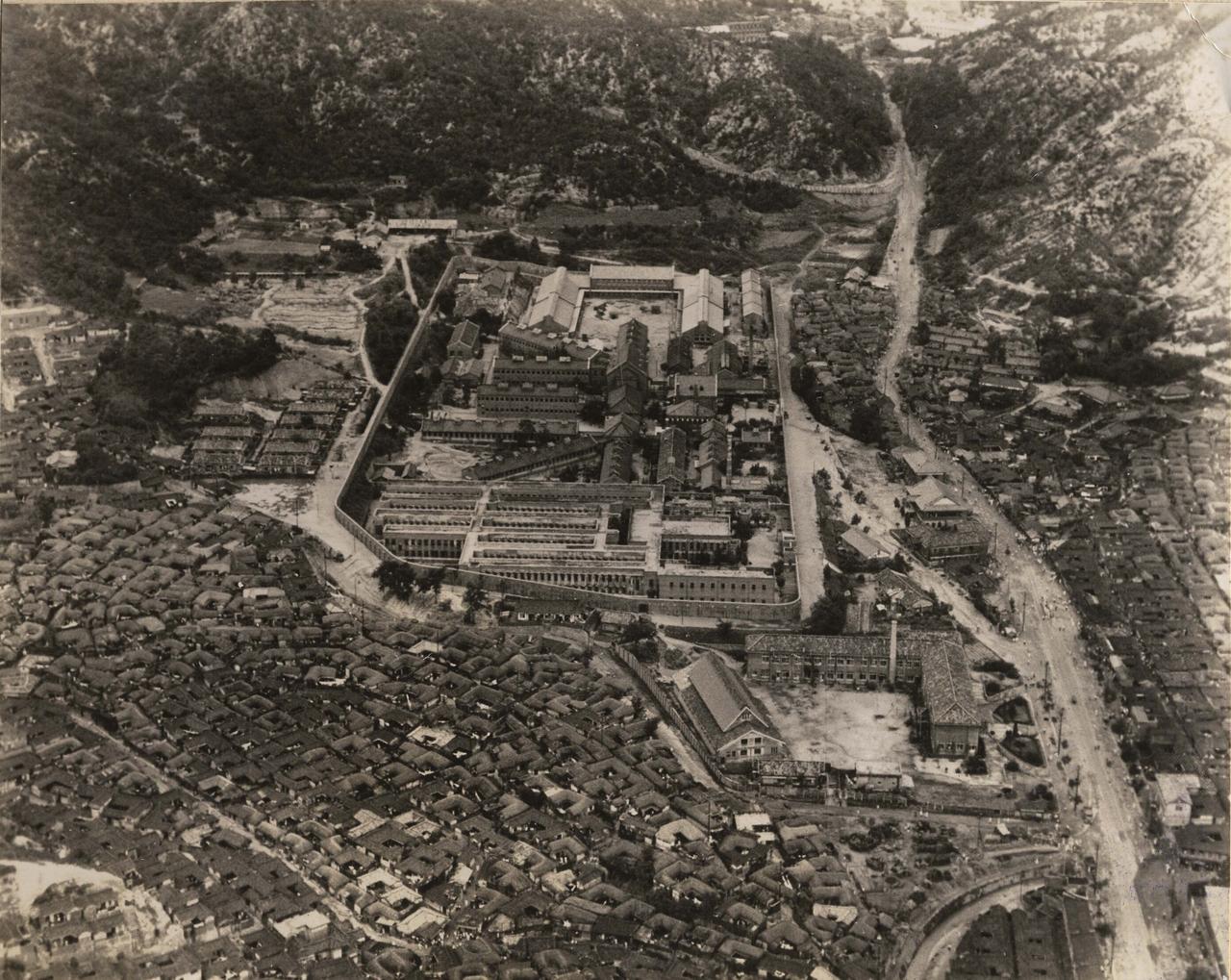 1945 年拍摄的西大门刑务所航拍照片，放射式布局和完整围墙清晰可见