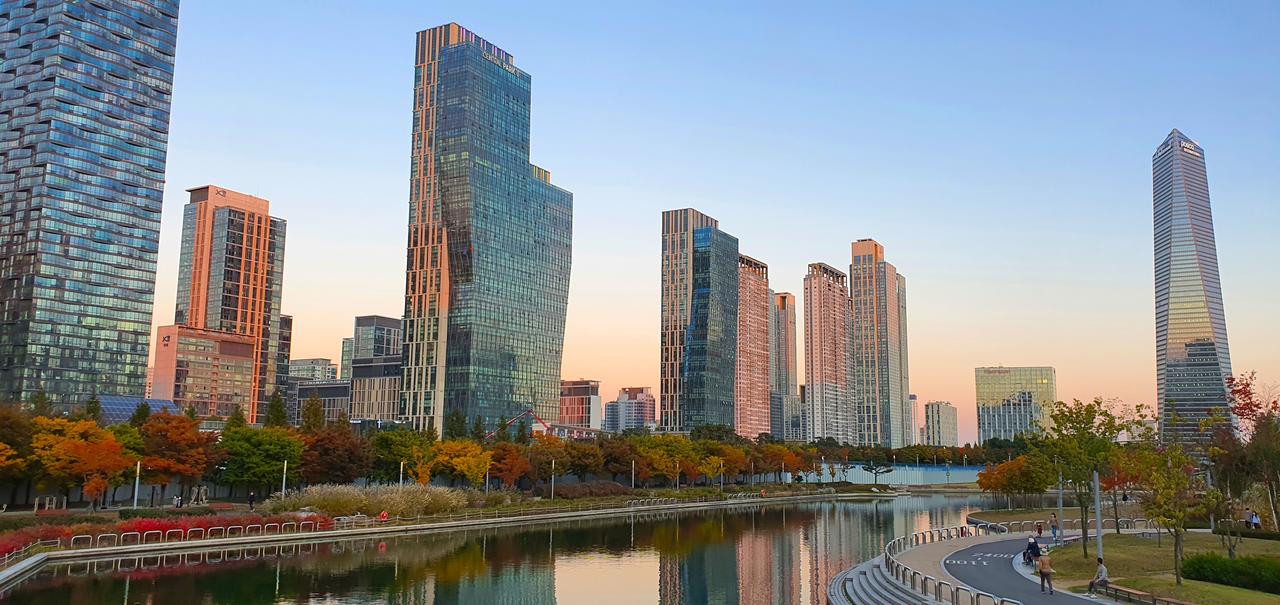 松岛中央公园全景：海水运河两侧被高层建筑环绕