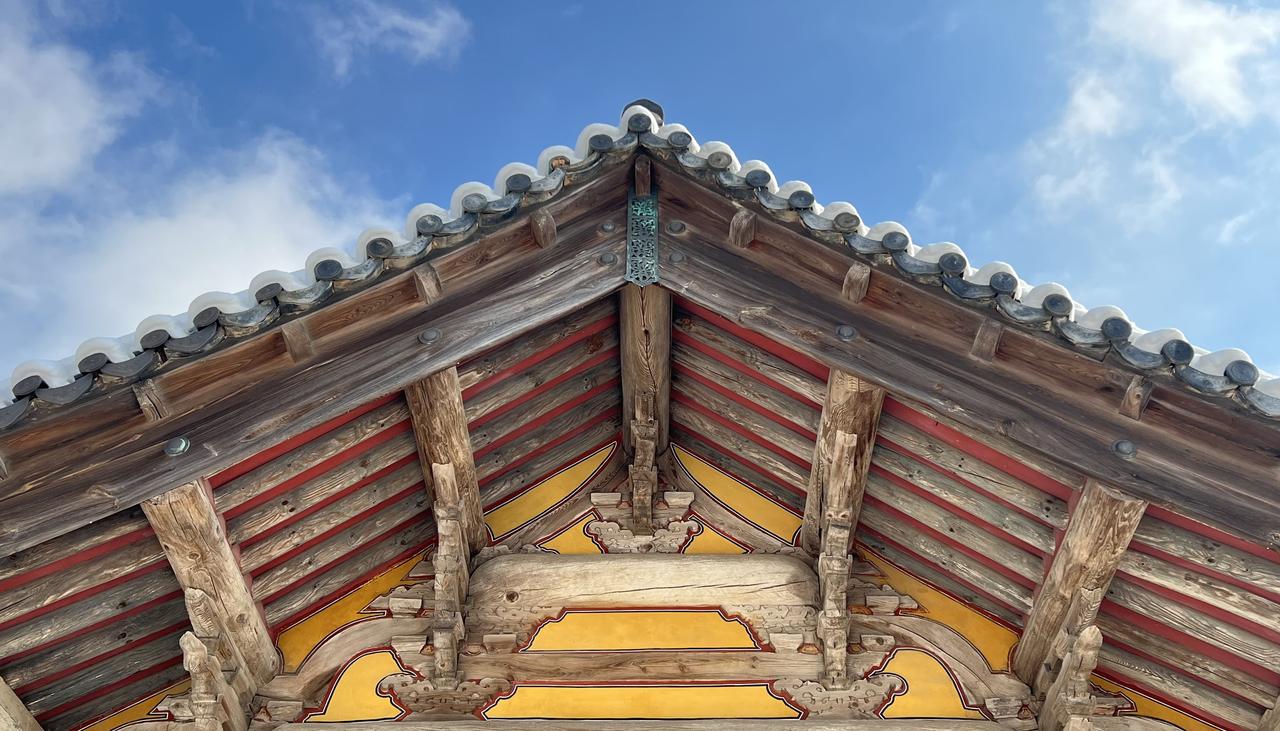 修德寺大雄殿正面与侧面，三开间、歇山顶、柱头三叠柱包清晰可见