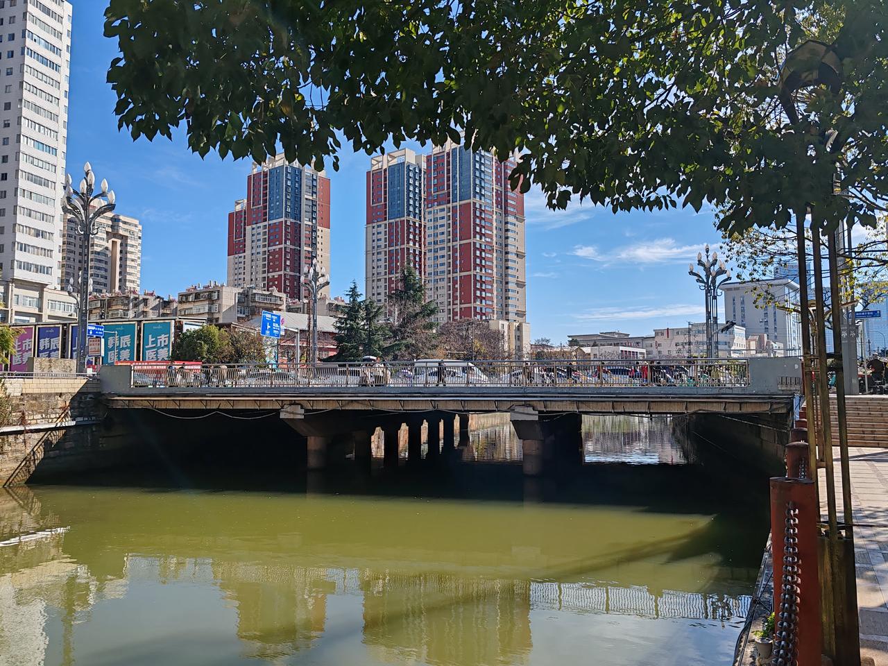得胜桥现状，桥面为四车道城市道路