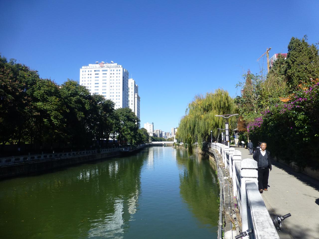 盘龙江滨江步道现状，绿化带沿江延伸