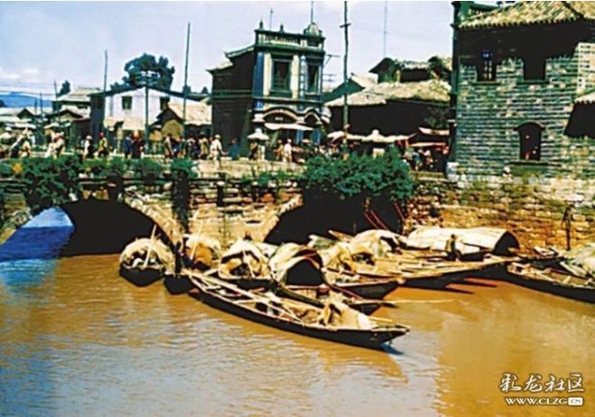 盘龙江老照片，1940年代的得胜桥附近江面船只景象