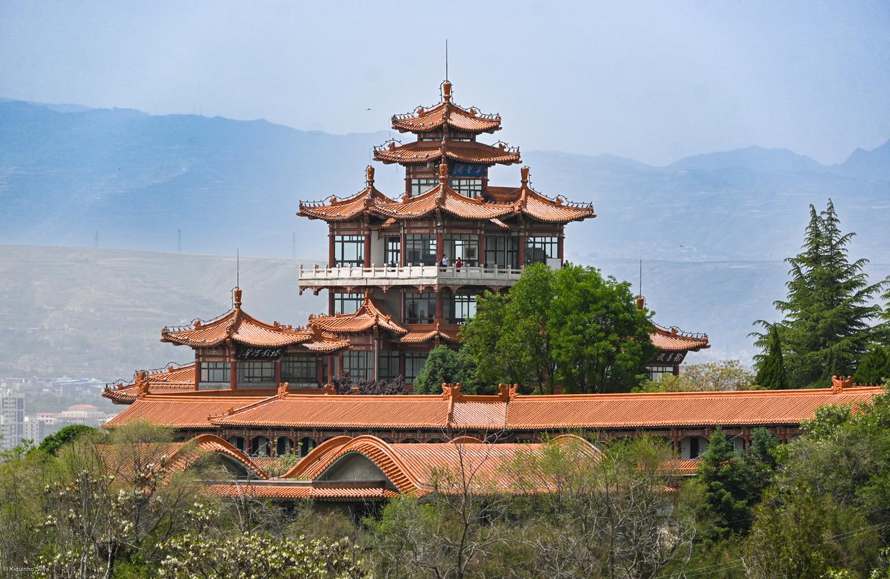 白塔山远眺：横亘于黄河北岸的山体