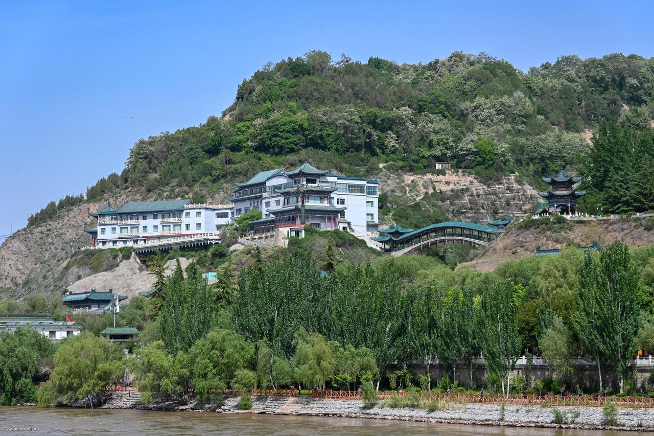 金城关文化博览园：仿古建筑群沿白塔山南麓层叠排列