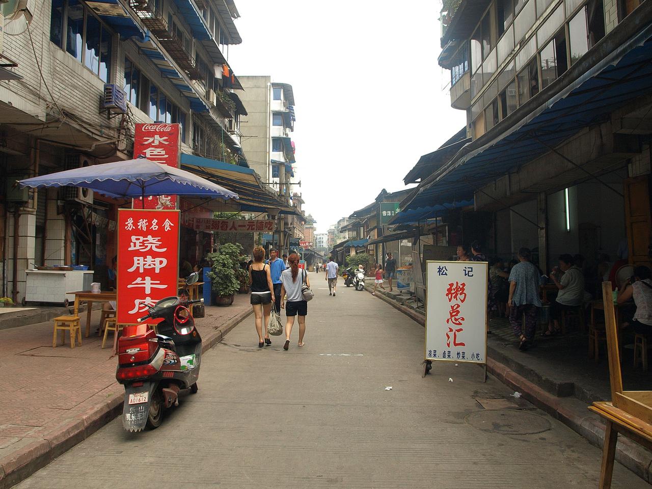 乐山老街巷的窄路与传统建筑