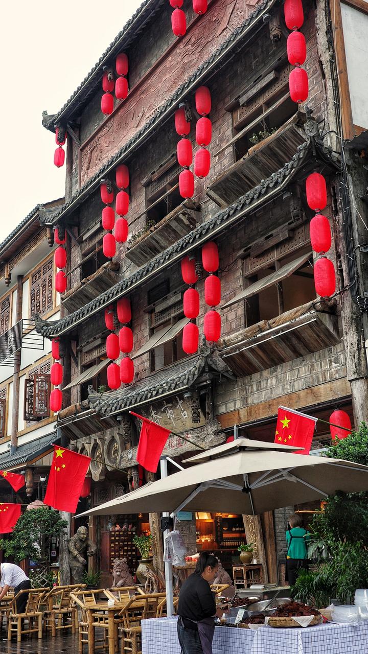 苏稽古镇桂花路老街，两侧穿斗木结构建筑和跷脚牛肉店