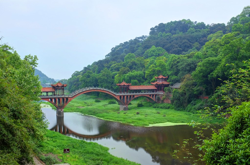 儒公桥横跨峨眉河，青石砌筑，是连接两岸的关键通道