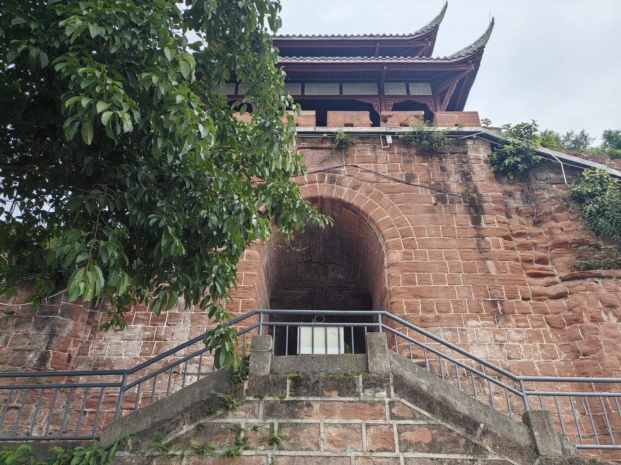 铁牛门四个门洞正面，可见十字交叉拱的入口结构