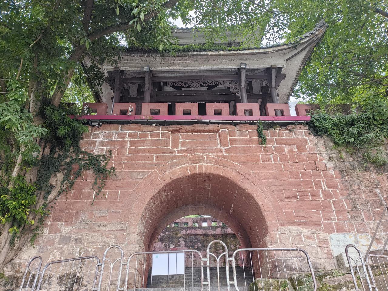 育贤门外城墙临江面，可见梯形截面和底部加宽