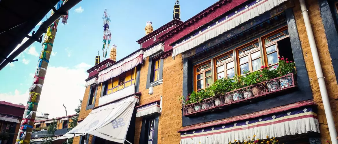 阿尼仓空寺主殿正面，三层黄色藏式建筑
