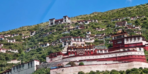 德仲温泉全景，钙华墙与泉池