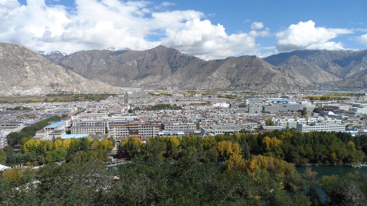 从拉萨河北岸看布达拉宫与柳梧新区，新旧两城在河两岸形成视觉对照