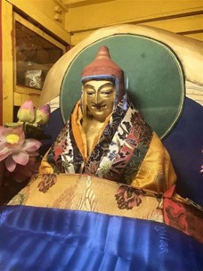 古蚌拉康的阿底峡自塑像"酷似我"，高0.68米