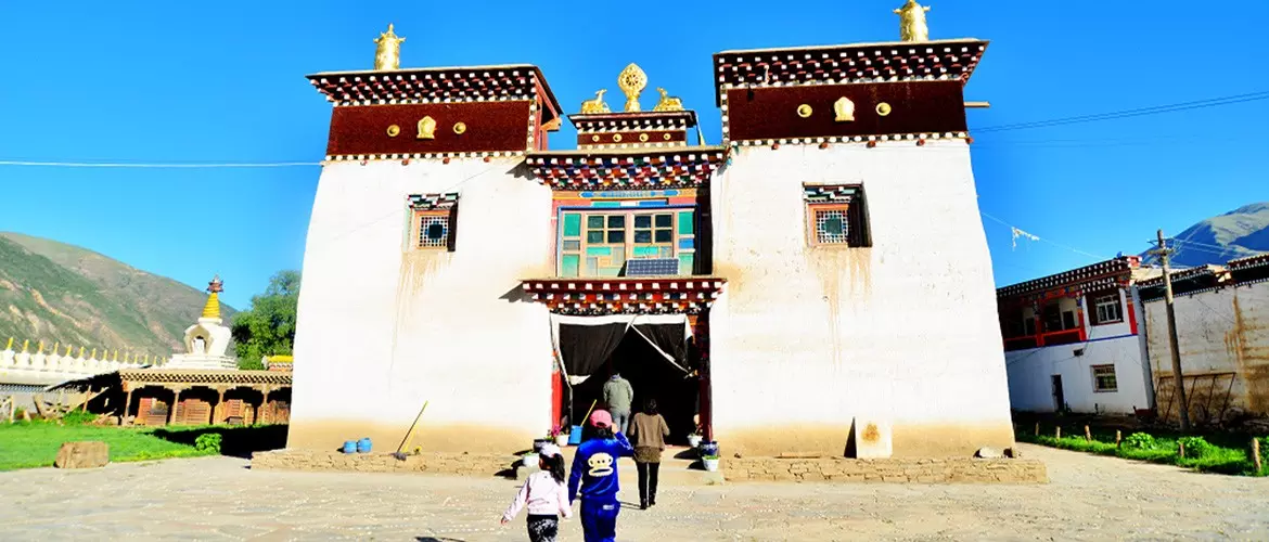 聂唐寺建筑群外景，白色墙体、红色装饰的藏式院落