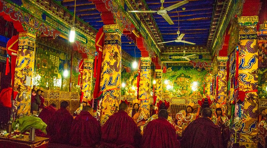 小昭寺底层大殿内的转经廊道与壁画