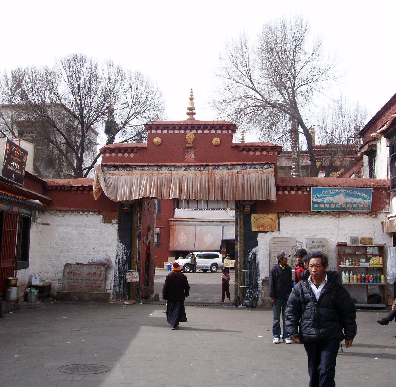 小昭寺主楼三层外观，底层明廊与二层以上形成明确分区
