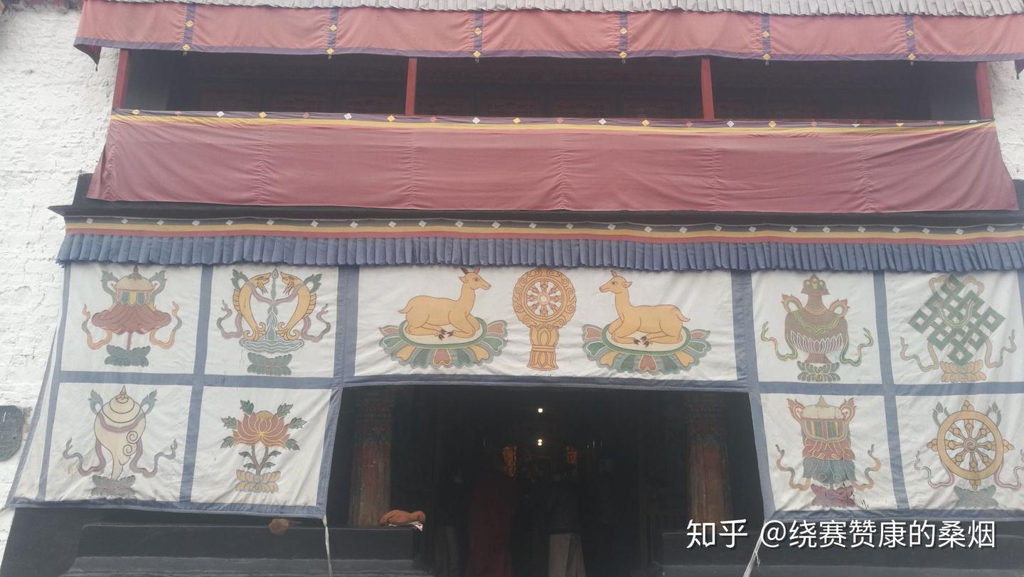 下密院辩经场，僧人击掌发问