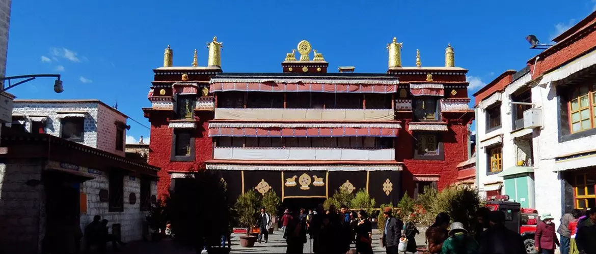 小昭寺路沿街的本地商铺，五金店和小吃摊