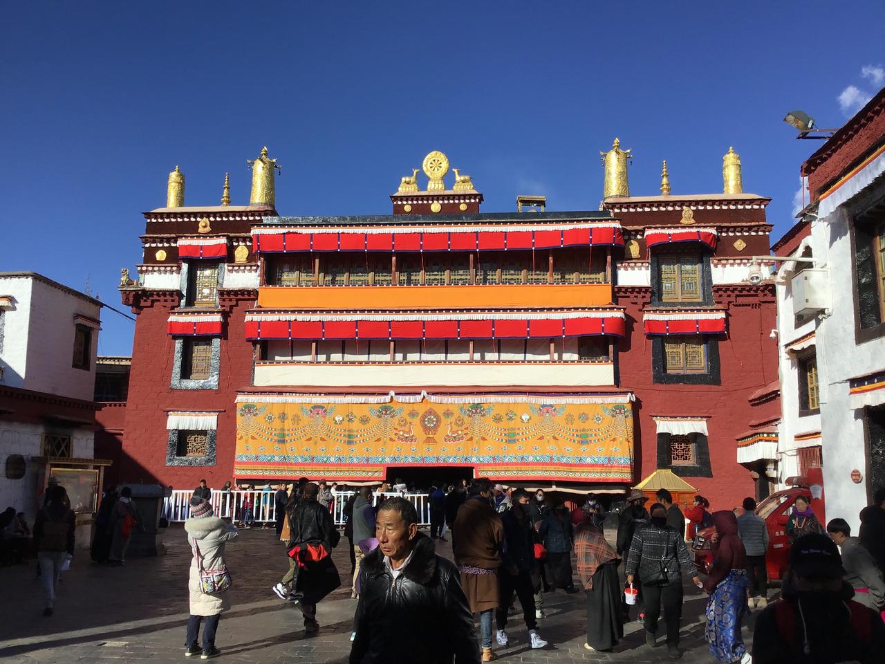 小昭寺庭院内部，前方为主殿