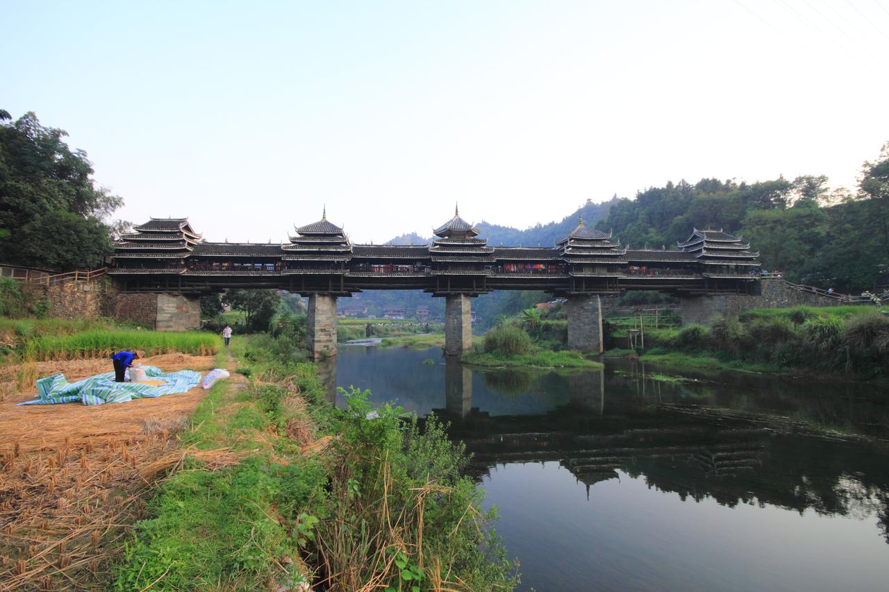 远望程阳永济桥全景，五座桥亭与桥廊连成一体