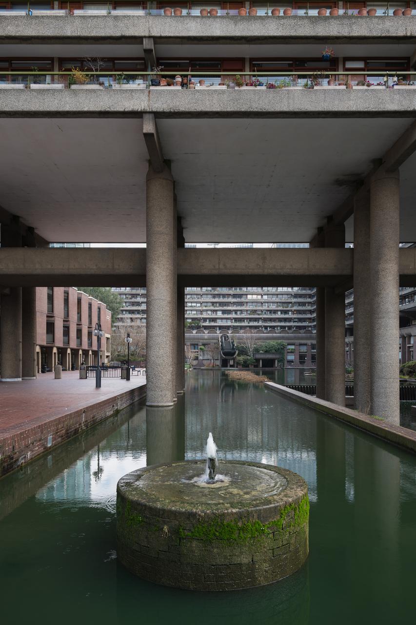Barbican Estate 湖与塔楼