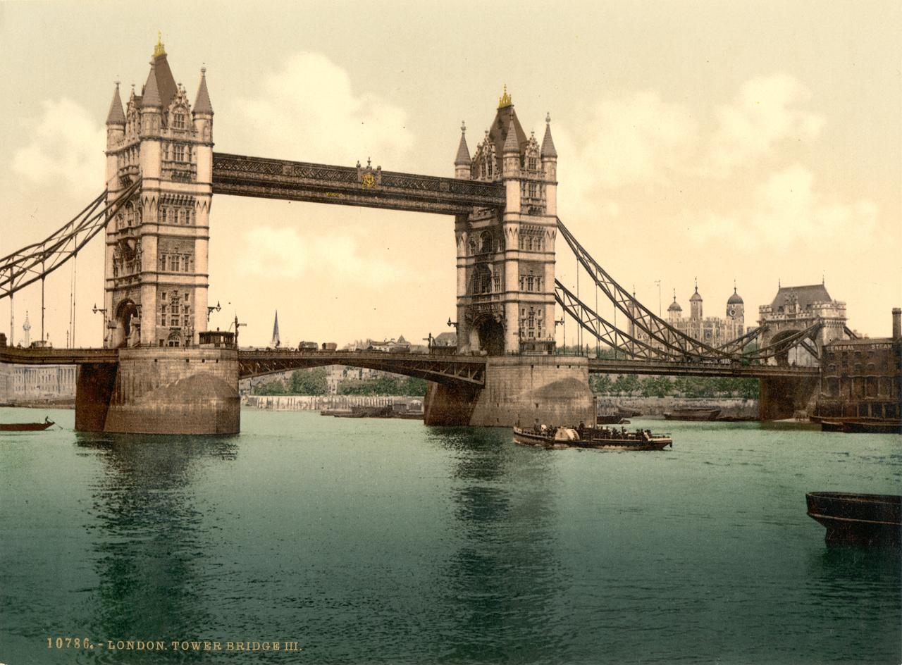 Tower Bridge 历史照片，约 1890-1900 年桥面升起