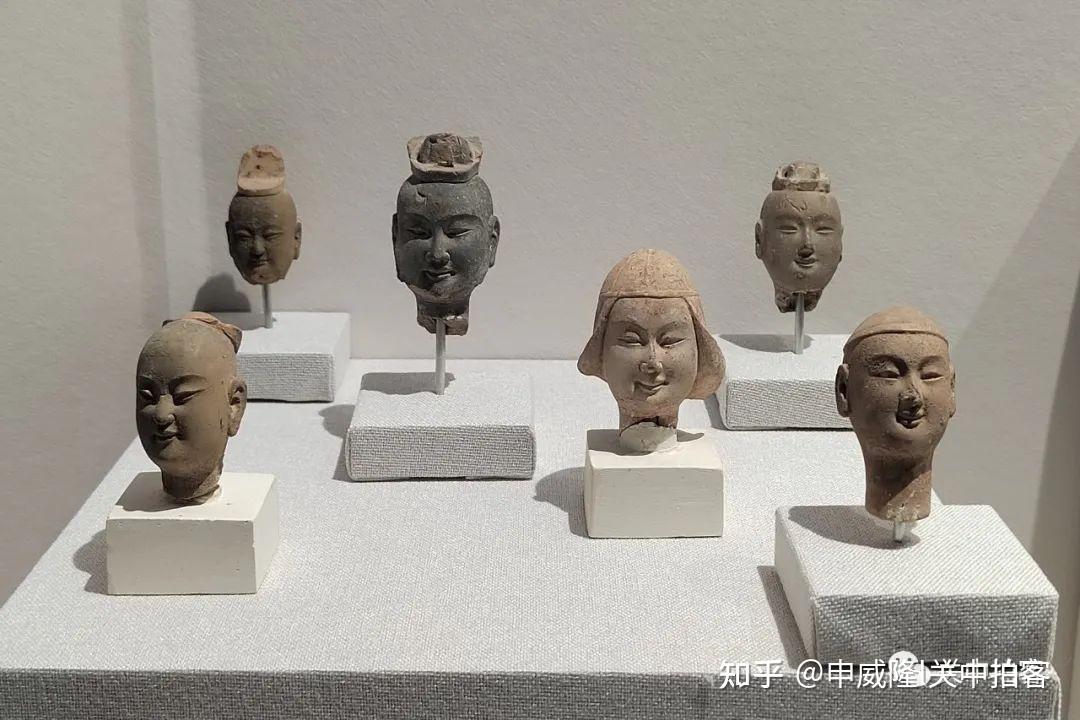 永宁寺出土的北魏泥塑造像残件，面带微笑的菩萨头部