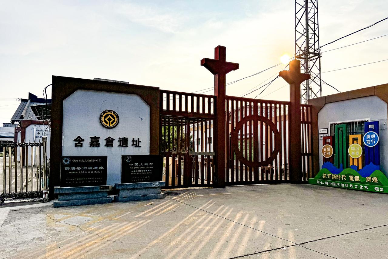含嘉仓遗址现场，展示了这座唐代天下第一粮仓的仓窖布局
