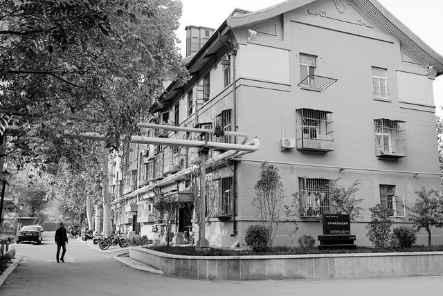 2号街坊的围合式庭院，三层红砖住宅楼环绕的公共空间