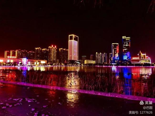 洛阳开元湖夜景，高楼大厦环绕湖面，灯光璀璨