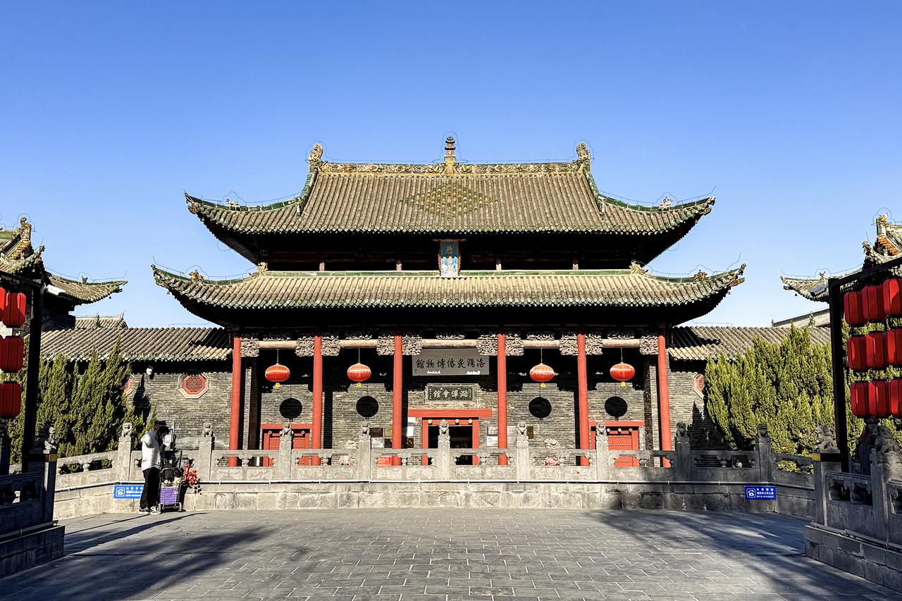 潞泽会馆大殿外景，重檐歇山顶绿琉璃瓦，回廊32根檐柱环绕