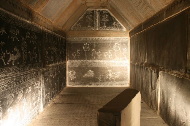 东汉墓室内部，展示封土堆下方的砖石结构