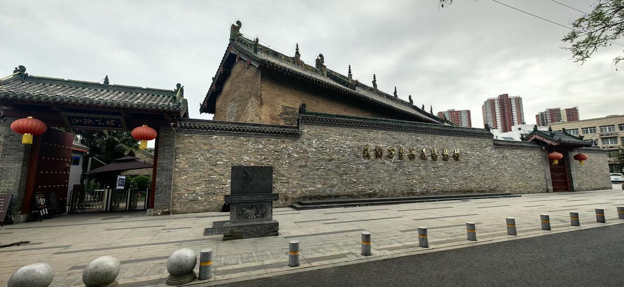 洛阳万里茶道博物馆入口外观，馆名标识清晰可见
