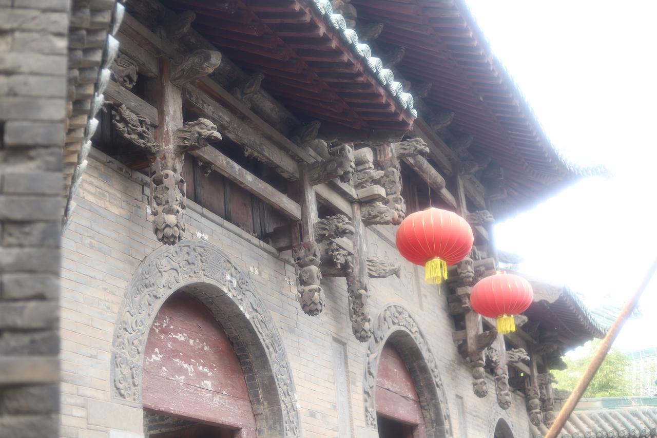 洛阳山陕会馆山门，歇山顶，面阔三间，正中嵌"河东夫子"石匾