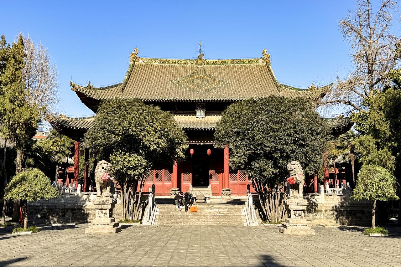 潞泽会馆大殿，重檐歇山顶铺绿琉璃瓦，面阔五间的方形大殿筑于石台基上