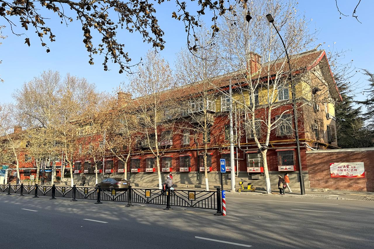 涧西苏式住宅街坊的另一个角度，可见坡屋顶和整齐排列的红砖墙面