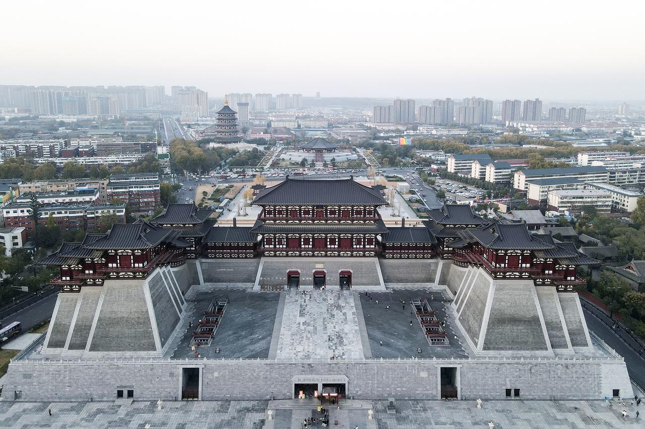 应天门城楼夜景，可见东西阙台和仿唐外观