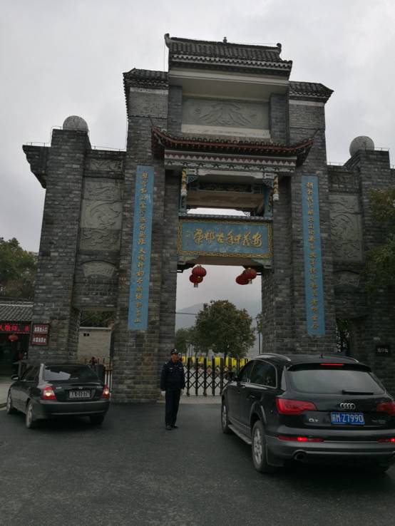 罗田古街的麻石板路面，中间有清晰的车辙痕迹