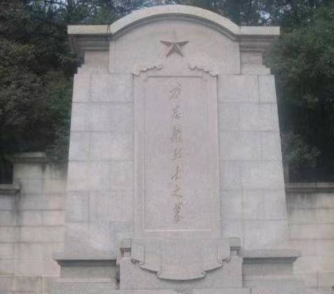 方志敏烈士纪念碑近景，碑顶红星与刻字清晰可见