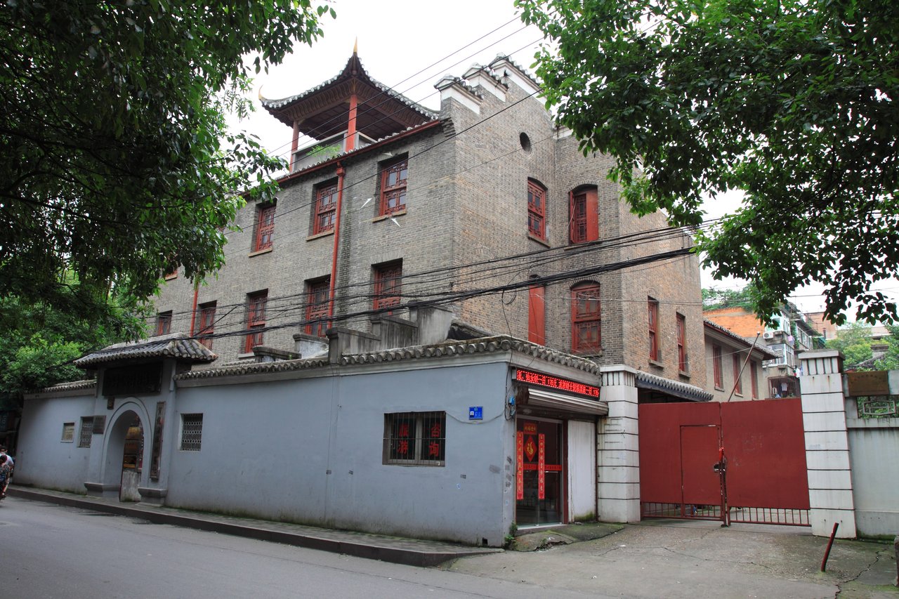 贺龙指挥部旧址建筑侧面，灰色砖墙和红色门