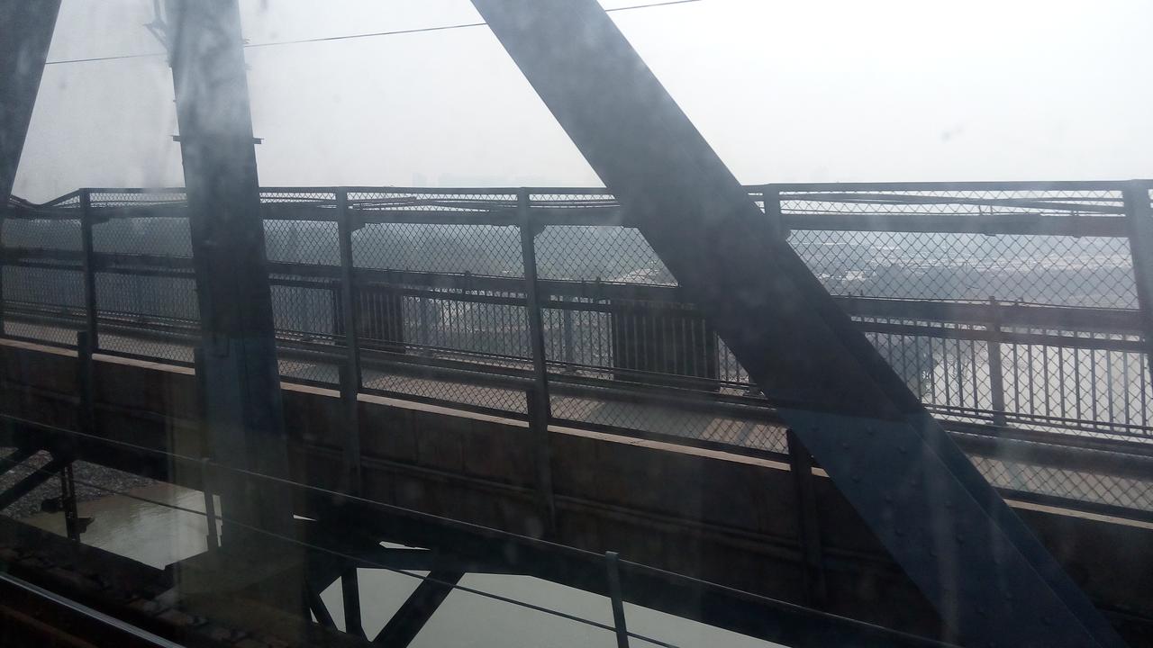 赣江大桥铁路公路两用桥，中间双线铁路，两侧公路
