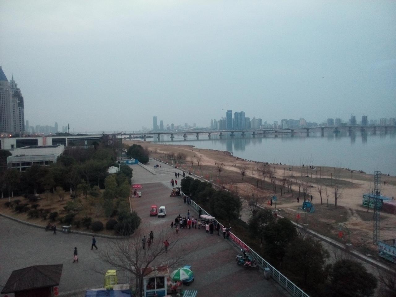 南昌大桥双层结构，上为机动车道，下层为人行与非机动车道
