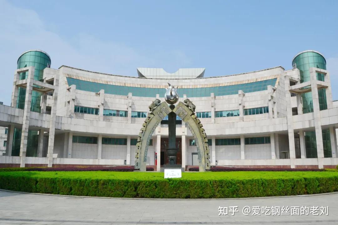 江西省博物馆新馆外立面，米白色叠砖墙配宝蓝色玻璃窗