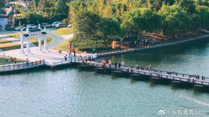 青山湖相思林公园步道与湖面，环湖绿化与城市建筑交错