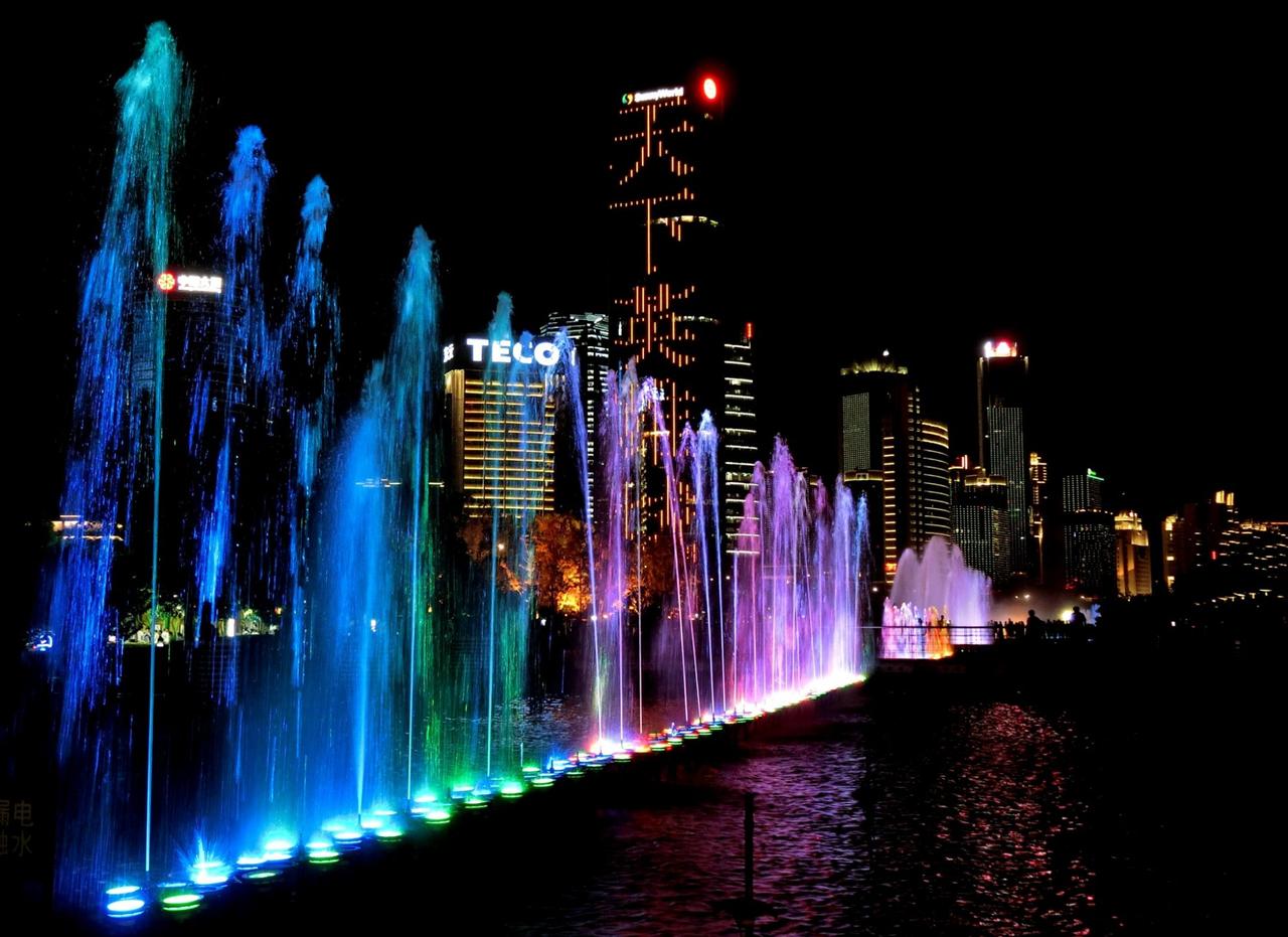 秋水广场音乐喷泉夜景，喷泉水柱与红谷滩摩天楼灯光交相辉映