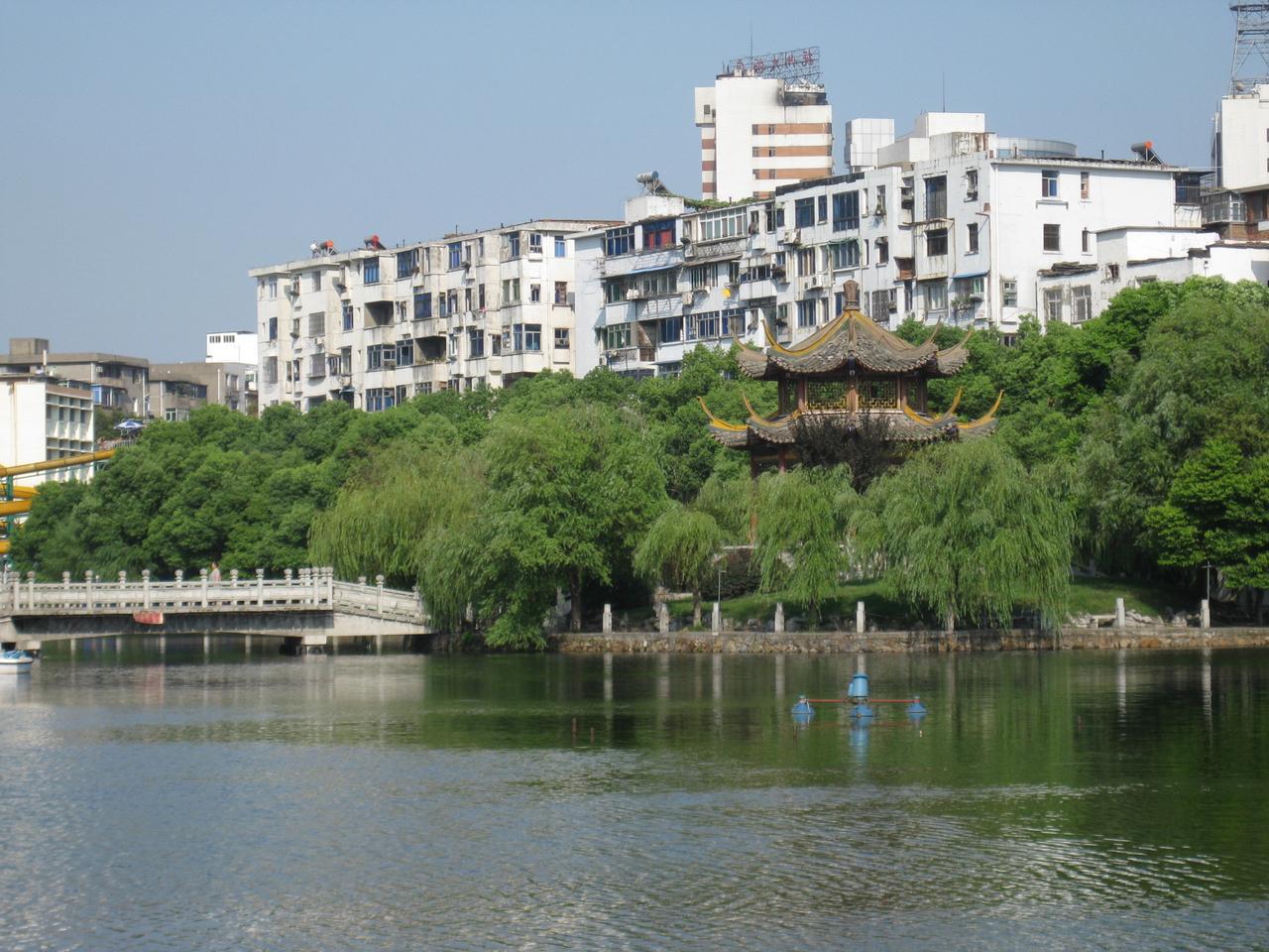 孺子亭全景，六角攒尖顶倒映湖中